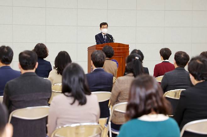 윤건영 충북교육감이 1일 교육청에서 열린 월례회의에서 조직문화 혁신에 대한 의지를 밝히고 있다.2022.11.01.kipoi@newsis.com *재판매 및 DB 금지