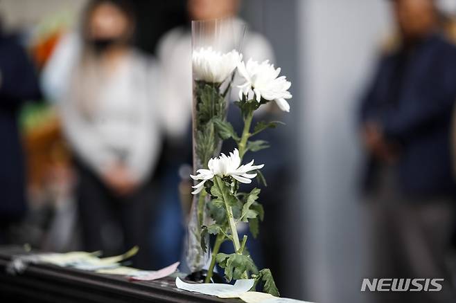 [서울=뉴시스] 정병혁 기자 = 1일 오전 서울 용산구 이태원역에 마련된 추모공간을 찾은 시민들이 놓고 간 조화가 놓여 있다. 2022.11.01. jhope@newsis.com
