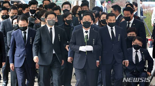 [서울=뉴시스] 추상철 기자 = 주호영 국민의힘 원내대표를 비롯한 의원들이 1일 서울 중구 서울광장에 마련된 이태원 사고 사망자 합동분향소를 찾아 헌화하기 위해 이동하고 있다. (공동취재사진) 2022.11.01 photo@newsis.com