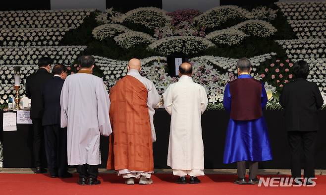 [서울=뉴시스] 추상철 기자 = 국내 7대 종단 지도자들이 1일 오전 서울 중구 서울광장에 마련된 이태원 사고 사망자 합동분향소를 찾아 조문하고 있다. 이번 단체 조문에는 한국종교인평화회의 대표회장인 성균관 손진우 관장, 조계종 총무원장 진우스님, 한국천주교주교회의 교회일치와 종교간대화위원회 위원장인 김희중 대주교, 원불교 나상호 교정원장, 천도교 박상종 교령, 한국민족종교협의회 김령하 회장이 함께 했다.  (공동취재사진) 2022.11.01. photo@newsis.com