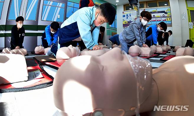 [대구=뉴시스] 이무열 기자 = 1일 오전 대구 달서구 성지초등학교 안전체험교실에서 학생들이 심폐소생술(CPR) 교육을 받고 있다. 심폐소생술은 심장이 멈췄을 때 인공적으로 혈액을 순환시키고 호흡을 돕는 응급치료법으로 심정지 환자의 '골든타임' 4~5분 내에 실시할 경우 환자 생존율을 3배 이상 높일 수 있다. 2022.11.01. lmy@newsis.com