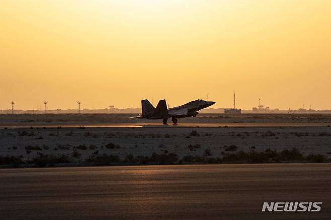 [아부다비(아랍에미리트)=AP/뉴시스]미 공군의 F-22 랩터 전투기 한 대가 지난2월 12일(현지시간) 아랍에미리트(UAE) 아부다비의 알다프라 공군기지에 도착하고 있다. 2022.11.01.