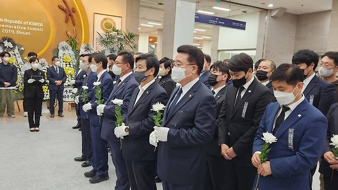 [부산=뉴시스] 조경태 국민의힘 부산시당 위원장과 서병수 국회의원, 이헌승 의원, 이종환 시의회 원내대표를 비롯한 시당 당원 50여명은 1일 오후 부산 연제구 부산시청 1층 로비에 마련된 이태원 참사 합동분향소를 찾아 조문하고 있다. (사진=국민의힘 부산시당 제공) 2022.11.01. photo@newsis.com *재판매 및 DB 금지