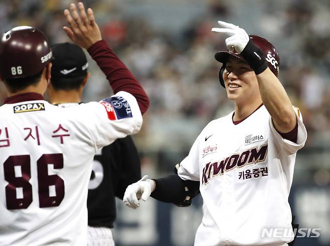 [서울=뉴시스] 정병혁 기자 = 28일 오후 서울 구로구 고척스카이돔에서 열린 2022 KBO 포스트시즌 플레이오프 4차전  LG 트윈스와 키움 히어로즈의 경기, 1회말 1사 주자 1, 3루 상황 키움 김혜성이 적시타를 친 뒤 기뻐하고 있다. 2022.10.28. jhope@newsis.com