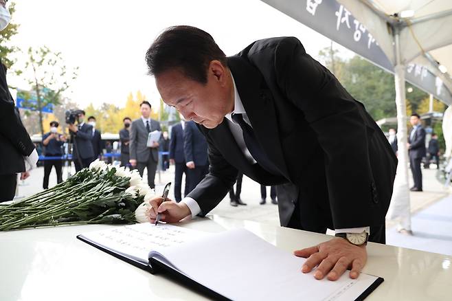 [서울=뉴시스] 윤석열 대통령이 1일 서울 용산구 녹사평역 광장에 마련된 '이태원 압사 참사' 희생자 합동분향소를 찾아 조문록을 작성하고 있다. (사진=대통령실 제공) 2022.11.01. photo1006 *재판매 및 DB 금지