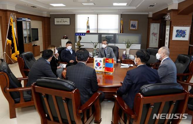 [창원=뉴시스] 홍정명 기자= 마산대학교 이학은(정면 오른쪽) 총장이 지난달 31일 총장실에서 초청 방문한 몽골 울란바토르시 67번 세컨드리 스쿨(중등학교) 학교장 일행과 교육협력 강화 방안을 논의하고 있다.(사진=마산대 제공)2022.11.01. photo@newsis.com