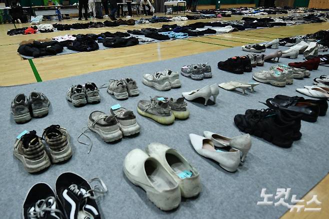 1일 오전 서울 용산구 원효로 다목적 실내체육관에 마련된 이태원 참사 유실물센터에 유실물들이 놓여 있다. 류영주 기자