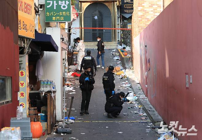 이태원 압사 참사를 수사 중인 서울경찰청 수사본부와 국립과학수사연구원들이 31일 서울 용산구 이태원 압사 참사 현장을 합동감식하고 있다. 류영주 기자