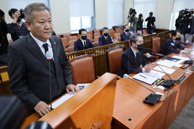 ▲이상민 행정안전부 장관이 1일 오후 국회에서 열린 행정안전위원회 전체회의에서 이태원 참사와 관련해 현안 보고하고 있다. ⓒ연합뉴스