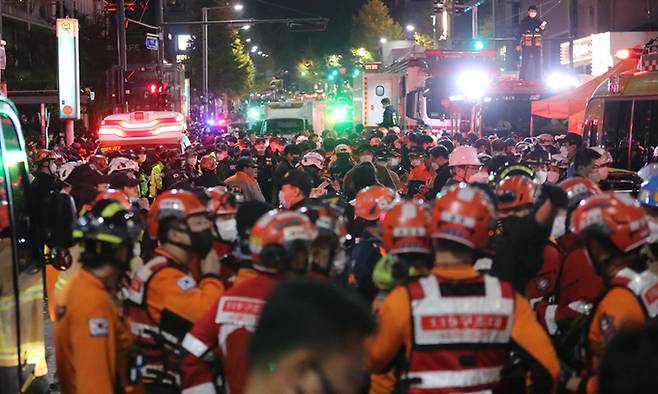 지난 10월 30일 서울 용산구 이태원 사고현장에서 소방구급 대원들이 현장을 수습하고 있는 모습. 뉴스1