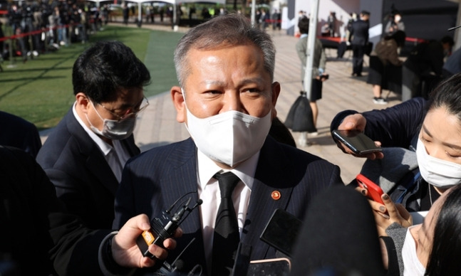 이상민 행정안전부 장관이 지난달 31일 서울 중구 서울광장에 마련된 이태원 참사 합동분향소에서 참배를 마친 취재진의 질문에 답변하고 있다. 공동 취재사진