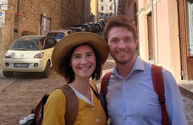 아만다 녹스(35)와 전 남자친구 라파엘 솔레시토(38)가 지난 6월 이탈리아 구비오에서 재회했다