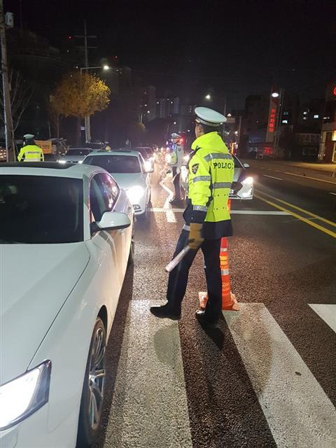 경찰이 수시로 음주운전을 단속하고 있지만, 코로나19 거리두기 완화 이후 저녁 회식이 늘면서 음주운전이 다시 증가하고 있다.서울신문 DB