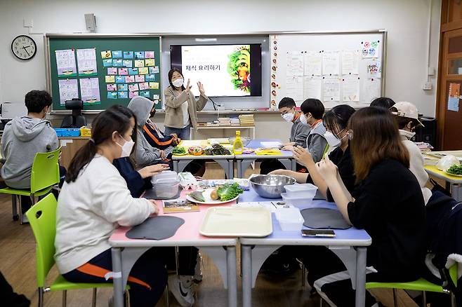 10월21일 국사봉중학교 전 학년 동아리 활동 시간에 ‘채식 요리하기’ 수업이 진행되고 있다. ⓒ시사IN 신선영