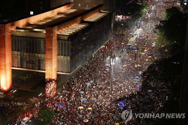 브라질 대선 승리를 기념하기 위해 거리로 쏟아져 나온 룰라 지지자들 (상파울루 EPA=연합뉴스) 브라질 대선 후보인 루이스 이나시오 룰라 다시우바 전 대통령의 당선을 기념하고자 모인 지지자들이 30일(현지시간) 상파울루 파울리스타 거리를 가득 메우고 있다. 이날 치러진 결선에서 룰라 전 대통령은 자이르 보우소나루 대통령에게 신승을 거뒀다. 2022.10.31 ddy04002@yna.co.kr