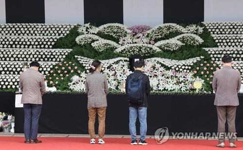 조문하는 시민들      (서울=연합뉴스) 박동주 기자 = 1일 오전 서울광장에 마련된 이태원 사고 사망자 합동 분향소에서 시민들이 조문하고 있다. 2022.11.1
    pdj6635@yna.co.kr
(끝)