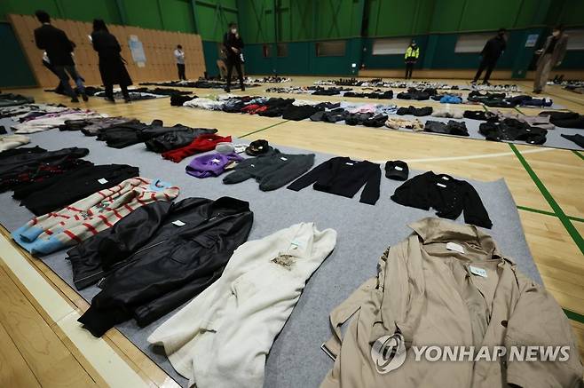 사고 현장서 발견된 유실물들 (서울=연합뉴스) 신준희 기자 = 1일 용산 원효로 다목적 실내체육관에 마련된 이태원 사고 관련 유실물 센터에 사고 현장에서 발견된 유실물들이 놓여 있다. 2022.11.1 hama@yna.co.kr