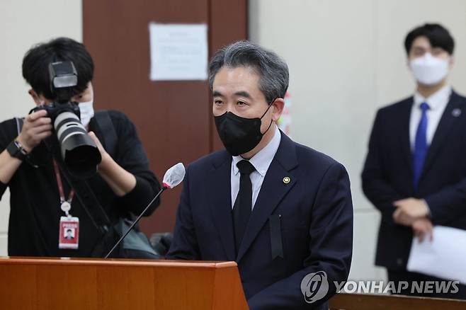 이태원 참사 현안 보고 하는 윤희근 경찰청장 (서울=연합뉴스) 이정훈 기자 = 윤희근 경찰청장이 1일 오후 국회에서 열린 행정안전위원회 전체회의에서 이태원 참사와 관련해 현안 보고하고 있다. 2022.11.1 uwg806@yna.co.kr