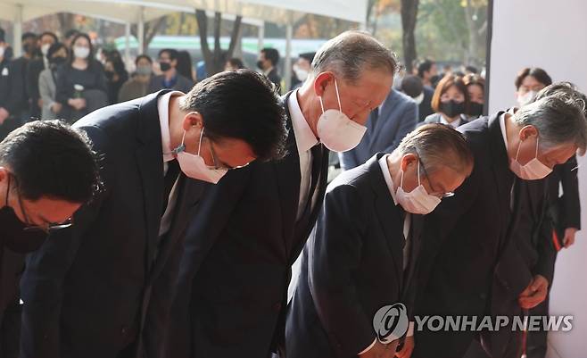 이태원 사고 사망자 합동분향소 방문한 허창수 회장 (서울=연합뉴스) 황광모 기자 = 허창수 전국경제인연합회 회장이 1일 오후 서울 중구 서울시청 앞 광장에 마련된 이태원 사고 사망자 합동 분향소를 찾아 조문하고 있다. 2022.11.1 [공동취재] hkmpooh@yna.co.kr