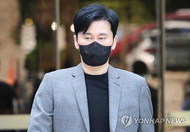 법원 나오는 양현석 (서울=연합뉴스) 한상균 기자 = '비아이 마약수사 무마' 혐의를 받는 양현석 전 YG 대표가 5월 16일 서울중앙지법에서 나오는 모습 [연합뉴스 자료사진]