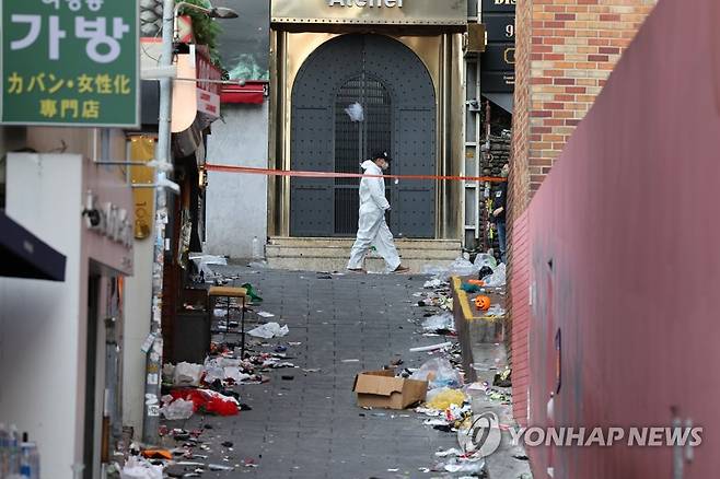 이태원 압사 사고현장 현장 감식 (서울=연합뉴스) 김인철 기자 = 31일 오후 국립과학수사연구원이 현장감식을 위해 서울 용산구 이태원 압사 참사 사고현장을 살피고 있다. 2022.10.31 yatoya@yna.co.kr