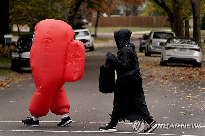 30일(현지시간) 캔자스시티에서 사탕 얻으러 다니는 어린이들(기사와 직접 관련 없음) [AP=연합뉴스 자료사진. 재판매 및 DB 금지]