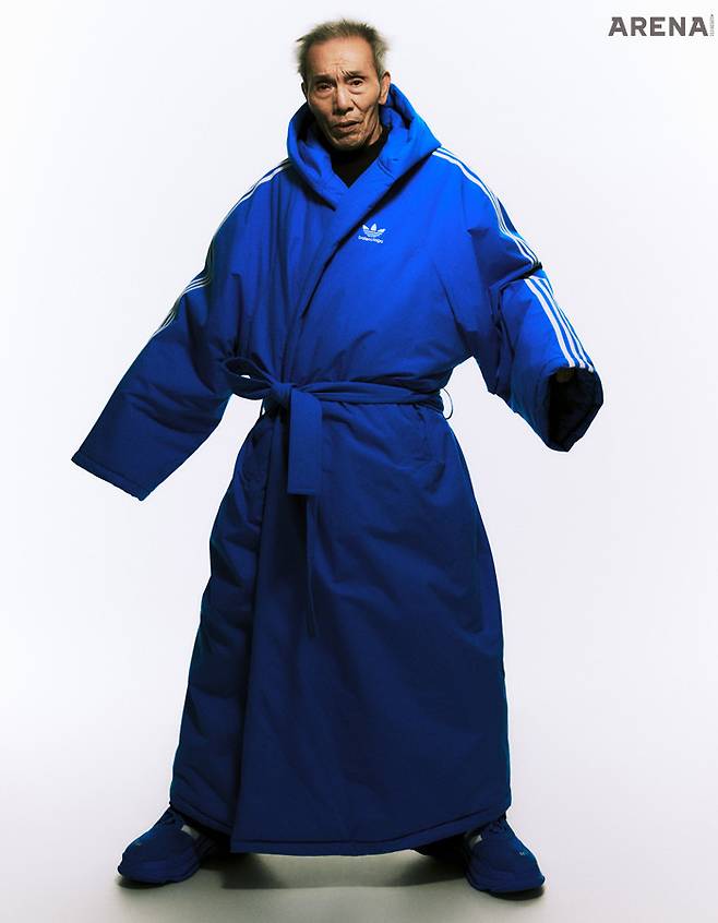 패디드 배스 로브·트리플 S 슈즈 모두 발렌시아가 / 아디다스 제품.