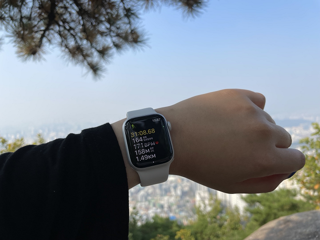 등산 시 애플워치8 하이킹 기능을 사용해봤다. 심박수와 이동 거리, 경로 등이 측정된다./사진=백유진 기자 byj@