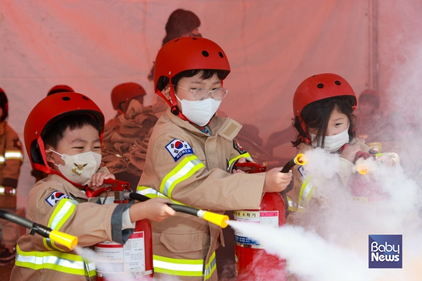 '2022년 영유아 안전 축제'에서 소방안전 체험을 하고 있는 아이들의 모습. ⓒ남양주시