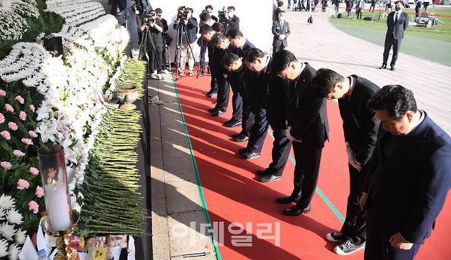 국민의힘 의원들이 지난 1일 오후 서울 중구 서울광장에 마련된 이태원 사고 사망자 합동분향소를 찾아 조문하고 있다. (사진=이데일리 이영훈 기자)