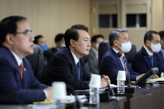 윤석열 대통령이 지난달 4일 오전 서울 용산 대통령실 청사 지하 국가위기관리센터에서 열린 긴급 국가안전보장회의(NSC) 상임위원회에 참석,북한의 중거리 탄도미사일 발사 관련 대응 방안을 점검하고 있다. 〈사진=대통령실 제공〉