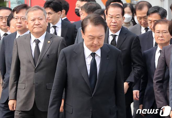 윤석열 대통령과 이상민 행정안전부 장관이 1일 오전 서울 용산구 녹사평역 광장에 설치된 이태원 사고 사망자 합동분향소를 찾아 헌화를 위해 발걸음을 옮기고 있다. 2022.11.1/뉴스1 ⓒ News1 박세연 기자