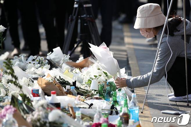 1일 서울 용산구 이태원역 1번 출구에 마련된 이태원 핼러윈 압사 참사 추모공간을 찾은 시민들이 희생자들을 추모하고 있다. 2022.11.1/뉴스1 ⓒ News1 이승배 기자