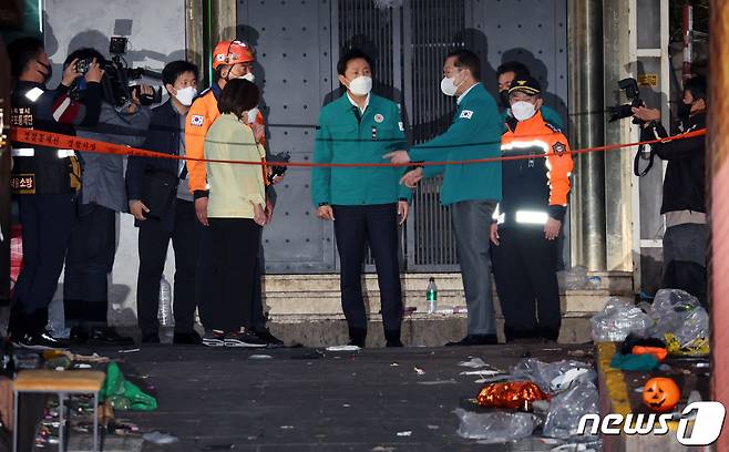오세훈 서울시장과 권영세 통일부 장관이 30일 오후 서울 용산구 이태원 압사 사고 현장을 방문해 대화를 나누고 있다. 이태원 압사 사고로 발생한 인명피해는 이날 현재 사망 153명, 부상 103명이다. 2022.10.30/뉴스1 ⓒ News1 이동해 기자