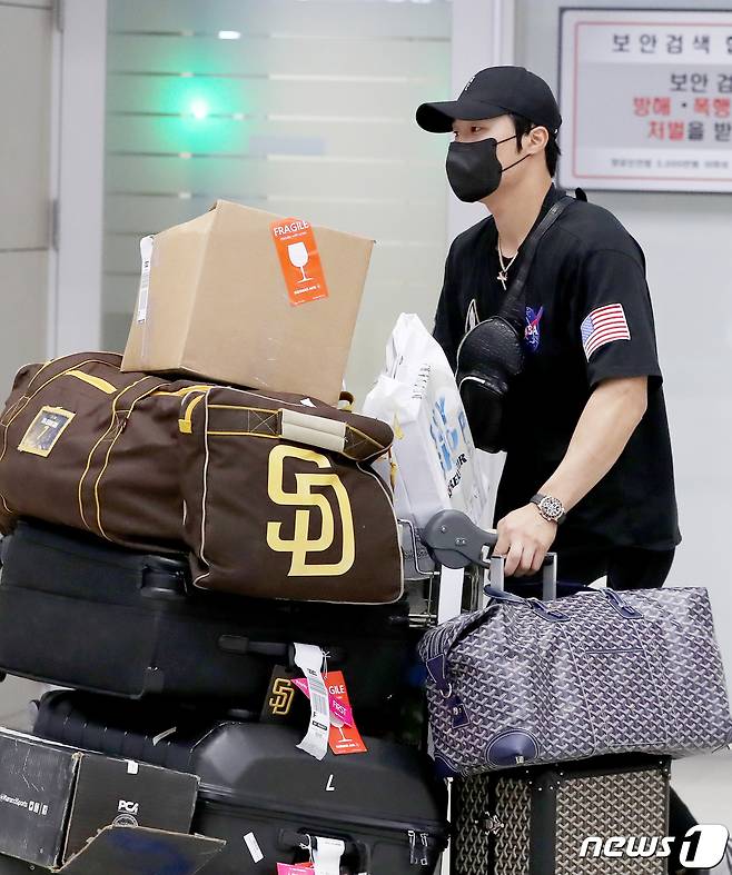 미국 메이저리그(MLB) 2년차 시즌을 마친 김하성(샌디에이고 파드리스)이 2일 새벽 인천국제공항 2터미널을 통해 귀국하고 있다. 2022.11.2/뉴스1 ⓒ News1 장수영 기자