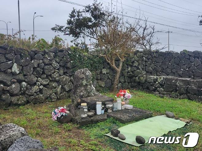 제주시 구좌읍 김녕리 김녕항 일원에 위치한 ‘김녕리 서문하르방당’이 제주특별자치도 향토유형유산으로 지정됐다. 이는 돌미륵 신당의 대표적 원형으로, 보존상태가 매우 뛰어나 경관적 가치, 학술적 가치 등이 높은 것으로 평가받았다.(제주도 제공)2022.11.2/뉴스1 ⓒ News1 홍수영 기자