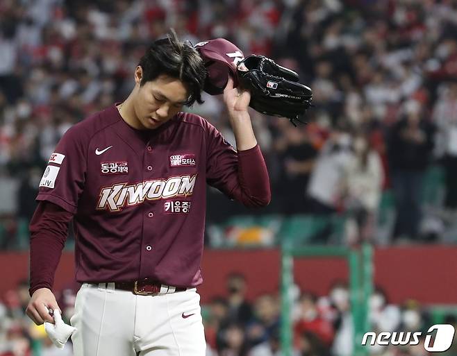 1일 오후 인천시 미추홀구 SSG 랜더스필드에서 열린 프로야구 '2022 신한은행 SOL KBO 포스트시즌' 한국시리즈 1차전 키움 히어로즈와 SSG 랜더스의 경기, 키움 선발 안우진이 3회말 2사 손가락에 생긴 물집으로 인해 조기 교체되고 있다. 2022.11.1/뉴스1 ⓒ News1 송원영 기자