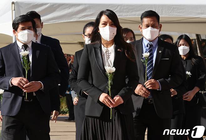 찌릉 보톰 람세이 주한 캄보디아 대사가 2일 오전 서울광장에 마련된 이태원 사고 사망자 합동분향소를 찾아 헌화를 위해 이동하고 있다. 2022.11.2/뉴스1 ⓒ News1 이광호 기자