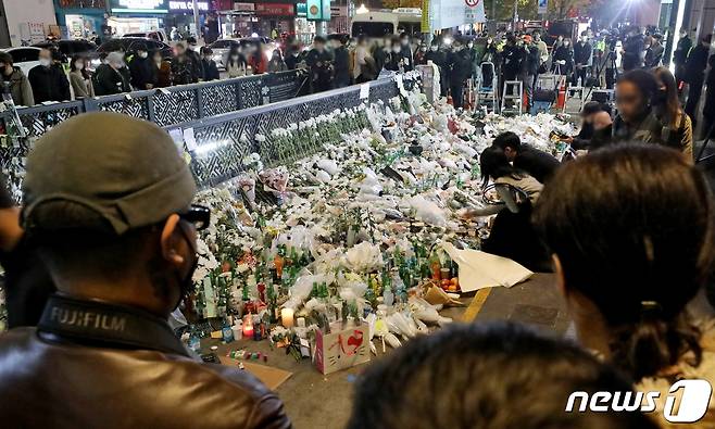 1일 밤 서울 용산구 이태원역 1번 출구에 마련된 핼러윈 축제 참사 추모공간에 추모 행렬이 이어지고 있다. 2022.1.1/뉴스1 ⓒ News1 장수영 기자