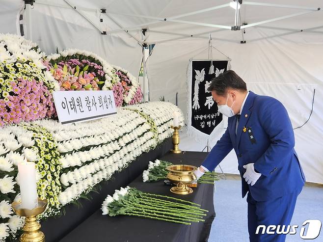 김병내 광주 남구청장이 2일 오전 남구청 1층 정문에 설치된 이태원 참사 희생자 합동분향소에서 헌화를 하고 있다.(남구 제공)2022.11.2/뉴스1