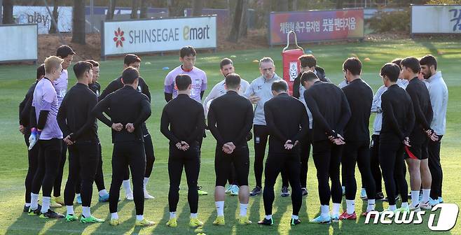 대한민국 축구대표팀 파울루 벤투 감독이 2일 오전 경기 파주 국가대표 트레이닝센터(NFC)에서 열린 훈련에 앞서 선수들과 대화를 나누고 있다. 2022.11.2/뉴스1 ⓒ News1 이동해 기자