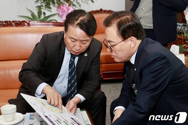 김영환 충북지사가 2일 국회에서 이채익 행정안전위원장을 만나 지역 현안 해결 협조를 구하고 있다. (충북도 제공)