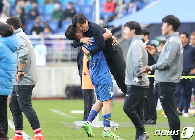 29일 오후 경기 수원시 팔달구 수원월드컵경기장에서 열린 프로축구 ‘하나원큐 K리그 승강플레이오프' 2차전 수원 삼성 블루윙즈와 FC안양의 경기 종료 후 수원 오현규가 이병근 감독을 부둥켜 안고 있다. 이날 경기는 연장전 끝에 2대1 수원의 승리로 끝나며 수원 삼성 블루윙즈가 1부 리그에 잔류하게 된다. 2022.10.29/뉴스1 ⓒ News1 김영운 기자