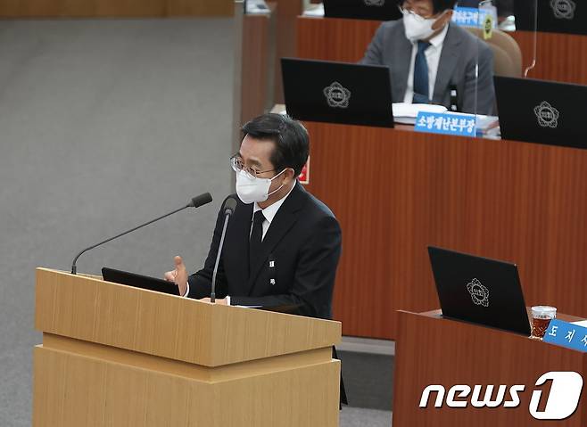 2일 경기도의회 본회의장에서 열린 제365회 정례회 제2차 본회의에서 김동연 경기도지사 도정질문에 답변하고 있다.(경기도 제공)/