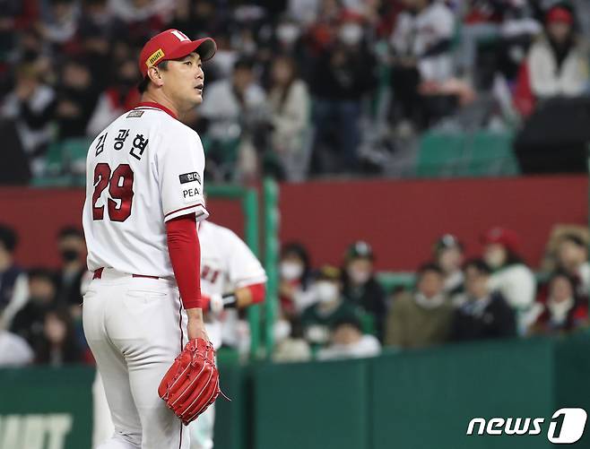 1일 오후 인천시 미추홀구 SSG 랜더스필드에서 열린 프로야구 '2022 신한은행 SOL KBO 포스트시즌' 한국시리즈 1차전 키움 히어로즈와 SSG 랜더스의 경기 6회초 2사 2루에서 SSG 선발 김광현이 키움 이지영에게 역전 적시타를 허용 후 강판되고 있다. 2022.11.1/뉴스1 ⓒ News1 송원영 기자