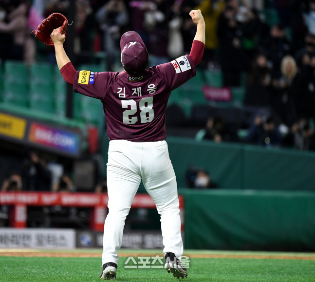 키움 마무리 투수 김재웅이 1일 인천SSG랜더스필드에서 열린 2022 KBO 한국시리즈 1차전 SSG와 경기 승리 후 환호하고 있다. 문학 | 최승섭기자 thunder@sportsseoul.com