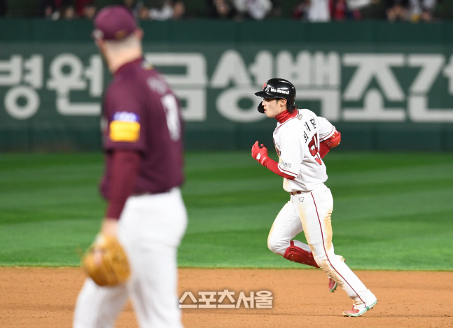 SSG 최지훈이 2일 인천SSG랜더스필드에서 열린 2022 KBO 한국시리즈 2차전 키움전에서 5회말 투런포를 때린 후 베이스를 돌고 있다. 문학 | 박진업기자 upandup@sportsseoul.com