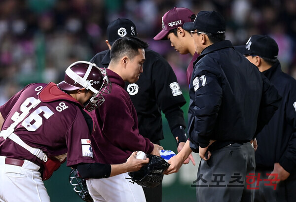 손가락 부상으로 교체되는 키움 히어로즈 투수 안우진(오른쪽). ⓒ스포츠코리아