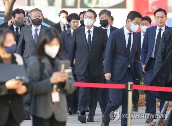 윤석열 대통령은 2일 오전 서울광장 이태원 사고 사망자 합동 분향소를 찾아 조문했다. /