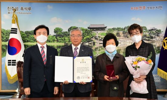 경남 진주시가 故 김석만 상병의 동생 김칠용 씨에게 화랑무공훈장을 전수 하고 있다